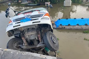 Tiền Giang: Sập cầu, xe tải chở 15 tấn lúa rơi xuống sông