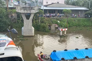 Hạn chế giao thông thủy trên kênh Tháp Mười số 2 do sập cầu 