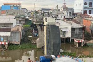 Khởi tố tài xế chở 15 tấn lúa qua cầu 3,5 tấn làm sập cầu 