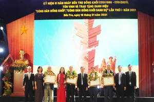 Tôn vinh 8 'Công dân Đồng Khởi', 'Công dân Đồng Khởi danh dự'