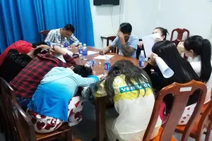 Lực lượng chức năng làm việc với những người có mặt tại quán karaoke XO. Ảnh: TM