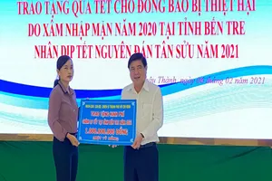 Chủ tịch UBND TP.HCM trao hỗ trợ 1 tỉ đồng cho tỉnh Bến Tre