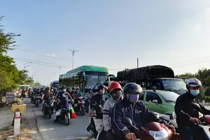 Mồng 5 Tết cầu Rạch Miễu đông xe, phà Rạch Miễu vắng khách