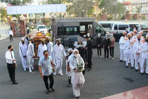 Chùm ảnh: Đưa linh cữu ông Hai Nghĩa đến hội trường tỉnh