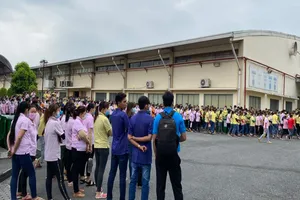 Công nhân Công ty túi xách Simone ngừng việc tập thể. Ảnh: TT