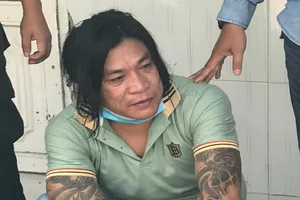 Gần 100 cảnh sát vây bắt nhóm cho vay nặng lãi có súng