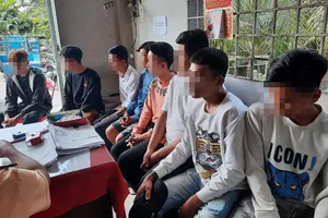 Nhóm thanh niên đua xe trên QL1 bị công an mời làm việc. Ảnh: L.L