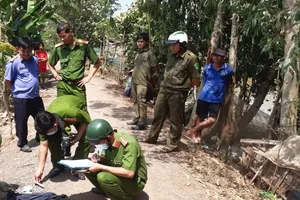 Lực lượng chức năng khám nghiệm hiện trường vụ trộm chó làm chết người ở huyện Tân Hưng, Long An. Ảnh: L.L