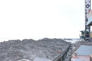 Lực lượng chức năng bắt quả tang một cần cẩu cát đang trộm cát trên sông Cổ Chiên. Ảnh: N.Đ