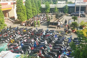 Khởi tố 11 người chặn quốc lộ đua xe trái phép ở Tiền Giang