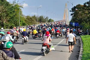 Chiều 30-4 cầu Rạch Miễu liên tục kẹt xe 