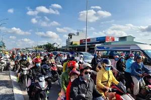 Điều tiết lưu thông 1 chiều 'giải cứu' kẹt xe cầu Rạch Miễu