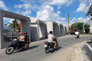 Bất an với hàng chục cống hộp bê tông dựng đứng bên đường