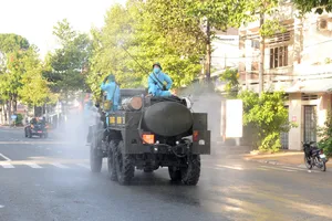 Bộ đội Hóa học Quân khu 9 phun thuốc khử khuẩn tại Tiền Giang