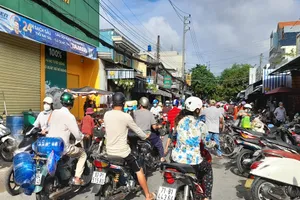 Bến Tre: Người dân đổ xô mua hàng trữ trước giờ giãn cách xã hội