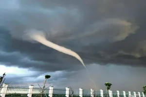 Mưa to kèm lốc xoáy làm sập, tốc mái gần 90 căn nhà, 8 người bị thương