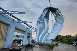 Lốc xoáy kèm mưa gây thiệt hại hàng trăm căn nhà ở Bến Tre
