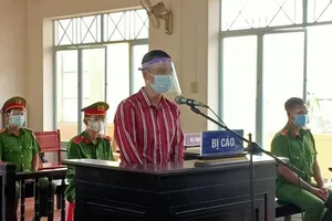 Không khẩu trang, đấm công an: 1 năm tù; cầm dao quậy chốt: 4 năm tù