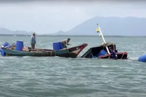 Bộ đội Biên phòng Bến Tre cứu 3 thuyền viên bị chìm tàu trên biển