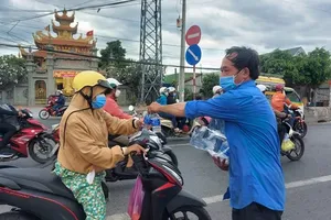 Tình nguyện phát nước, bánh ngọt, sữa... cho người kẹt xe