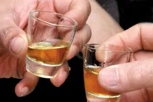 Hai ngày nhậu 4 cữ, một người đàn ông chết trên đường đi cấp cứu