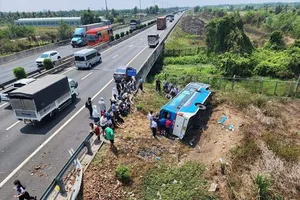 Ô tô khách lao khỏi cao tốc TP HCM - Trung Lương