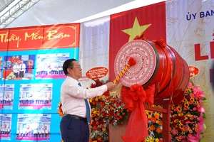Lãnh đạo Ban Tuyên giáo Trung ương dự khai giảng năm học mới tại Tiền Giang và Bến Tre