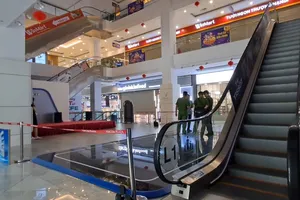 Một cô gái nhảy từ tầng 5 tại Trung tâm thương mại ở TP Mỹ Tho 