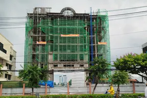 Điều tra vụ một công nhân rơi từ tầng 5 tại một công trình đang xây dựng ở Bến Tre