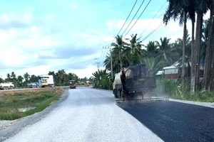 Bắt đầu thi công tưới nhựa dự án đường gom hơn 1.157 tỉ dẫn vào cầu Rạch Miễu 2