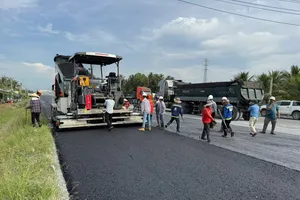 Bắt đầu thảm nhựa bê tông mặt đường dự án cầu Rạch Miễu 2