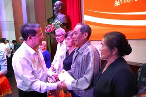 Phó Chủ tịch Quốc hội Nguyễn Đức Hải thăm, tặng quà Tết tại Bến Tre