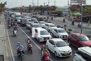 Chiều mùng 4 Tết, CSGT liên tục điều tiết cho lưu thông 1 chiều lên cầu Rạch Miễu