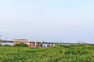 Bơi ngang cống nước, 3 thanh niên bị hút vào, mất tích