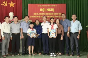 Cảnh sát biển nhận đỡ đầu học sinh mồ côi, có hoàn cảnh khó khăn tại Bến Tre