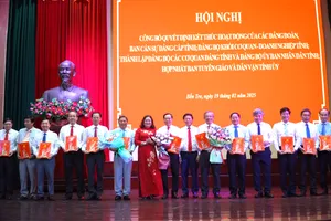 Tỉnh ủy Bến Tre công bố các quyết định về sắp xếp, tinh gọn tổ chức bộ máy, cán bộ