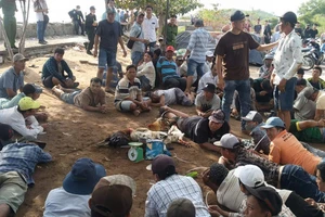 Cảnh sát vây bắt 75 người đá gà ăn tiền tại khu đất trống ở Tiền Giang