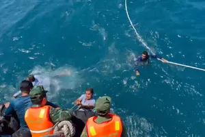 Tàu cá bị cháy ngoài biển, Biên phòng kịp cứu 11 thuyền viên 