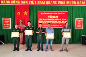 Khen thưởng 4 người cứu 4 ngư dân trôi dạt trên biển