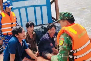 Cứu kịp thời 3 ngư dân bị chìm tàu cá trên biển