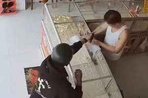 Nam thanh niên xịt hơi cay vào mặt chủ tiệm để cướp vàng ở Bến Tre