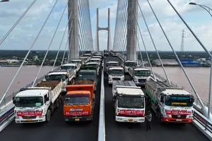 Dàn xe tải nặng thử tải Cầu Rạch Miễu 2 trước ngày khánh thành