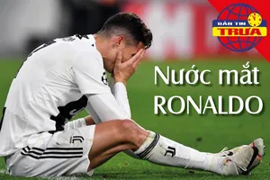 Ronaldo gục ngã khóc nức nở khi Juventus bị loại