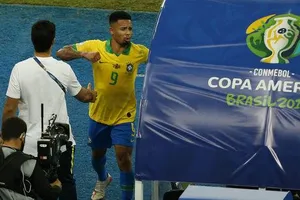 'Kẻ phá hoại' Jesus phá màn hình VAR rồi… khóc