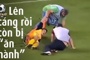 Video cầu thủ lên cáng vẫn bị cho 'ăn hành'