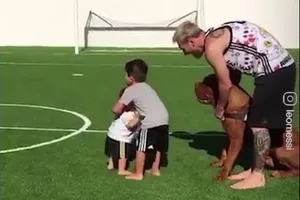 Ronaldo và Messi, ai 'chăm' con hơn?