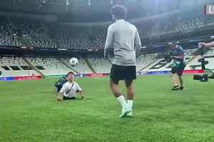 Salah tâng bóng với cổ động viên đặc biệt không có chân
