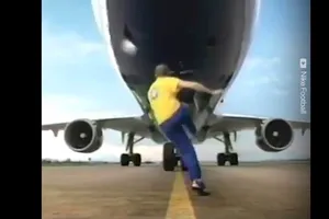 Ronaldo và các ngôi sao Brazil 'náo loạn' sân bay