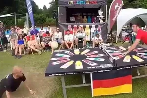 Video chơi bóng bàn siêu hạng bằng... đầu