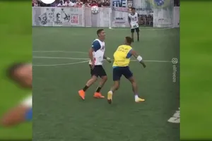 Ngỡ ngàng khi được đá bóng với Neymar